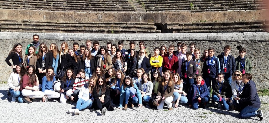 Foto di gruppo presso l'anfiteatro di Pompei