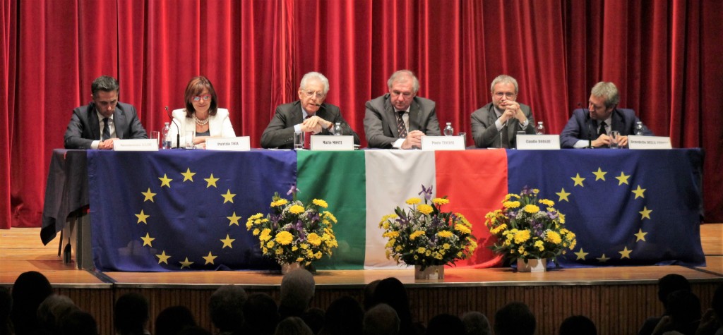 I relatori: da sin. gli on. Salini e Toia. il sen. Monti, il prof. Tenconi, gli on. Borghi e Della Vedova