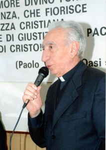 p. Uberto Ceroni SJ al Centro Internazionale Movimento Oasi mentre esprime il ricordo di p. Virginio Rotondi  nel 20° anniversario della morte (13 maggio 2020)
