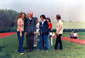 3 aprile 2001: Gare di atletica dei Licei. Il p. Ceroni con le prof.sse Mariella Malaspina, Gabriella Tona , Donatella Brivio, Valeria Muzzio, Nicoletta Brivio.