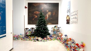 L'Albero di Natale allestito dagli studenti della Scuola Media nel corridoio direzionale. Buon Natale a tutti!
