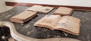 I quaderni manoscritti di p. Paolo Moretti esposti nel corridoio centrale dell'istituto Leone XIII in occasione del Dantedì.